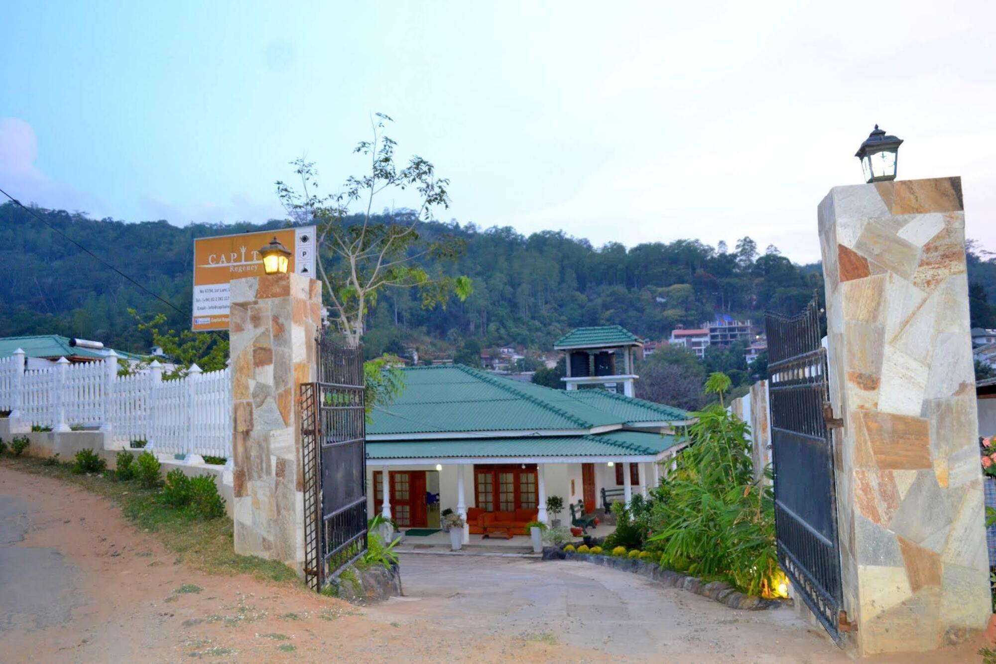 Capital Regency Hotel Kandy Exterior foto